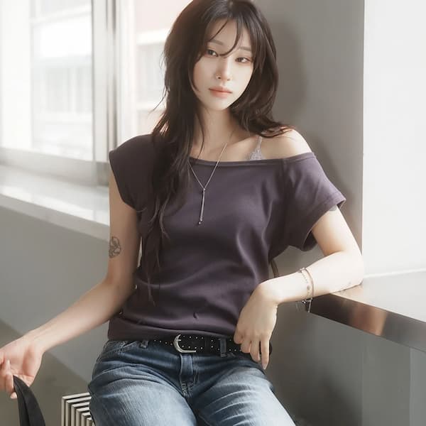 Codibook（コーディブック）のモイコオフショルダーTシャツ