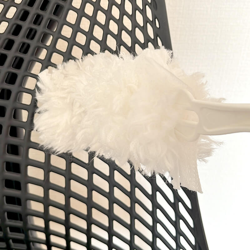 セイルチェアをハンディモップで掃除