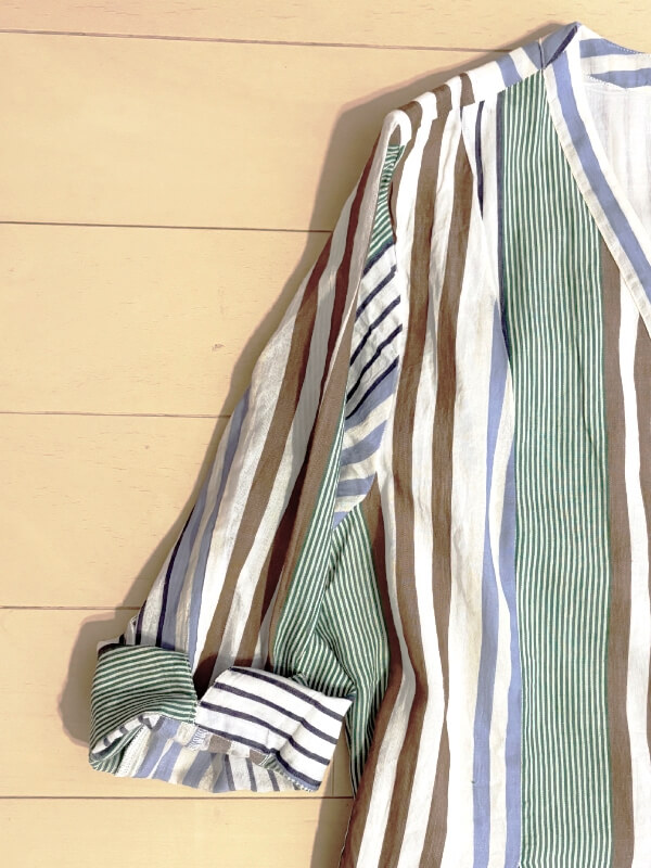 ワンピースの袖まくる