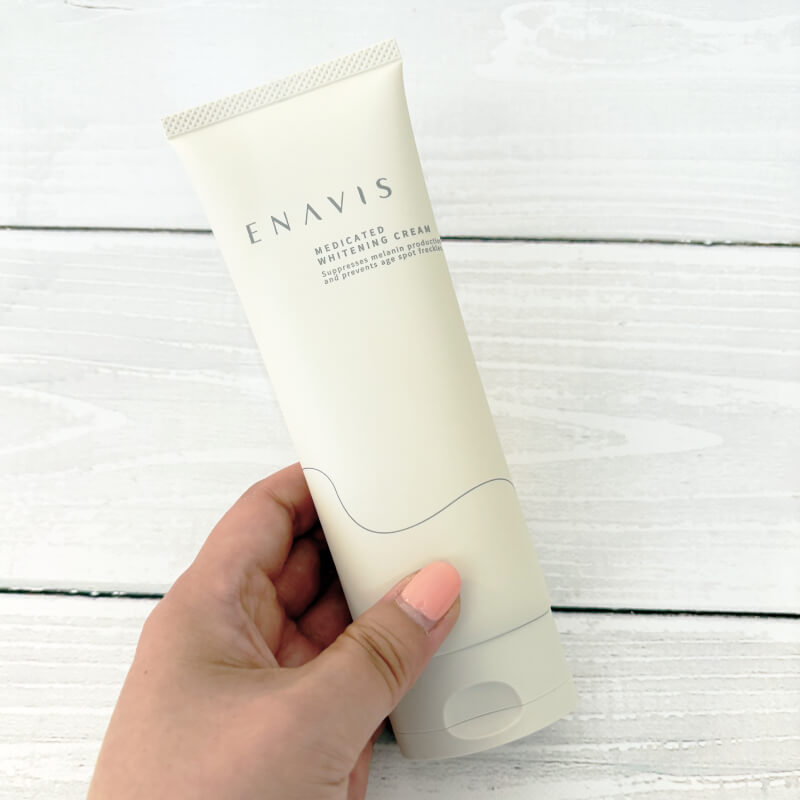 ENAVISホワイトニングTAクリームを手に取る