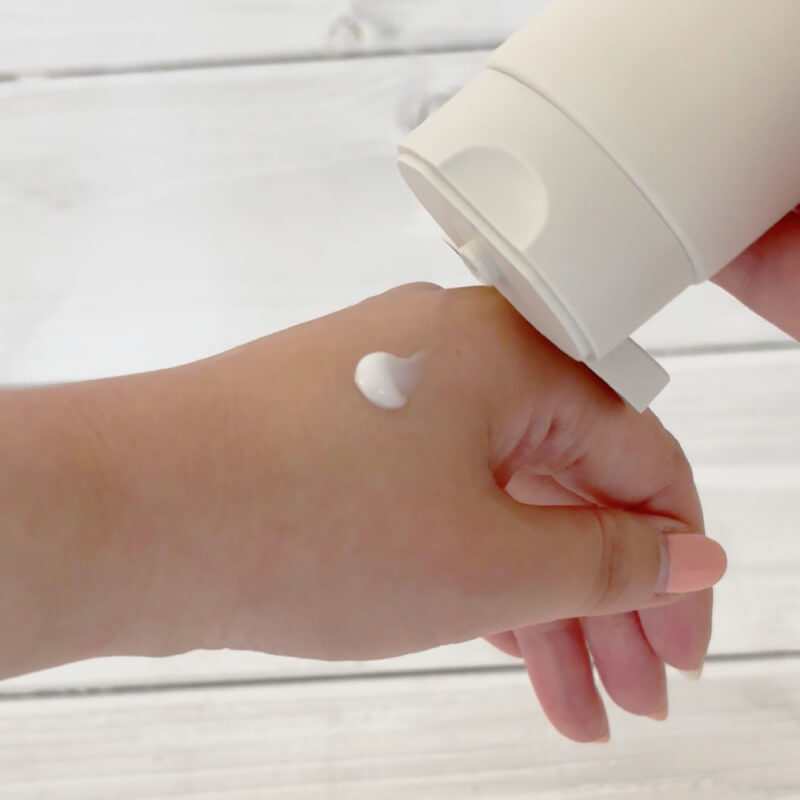 ENAVISホワイトニングTAクリームを手に出す