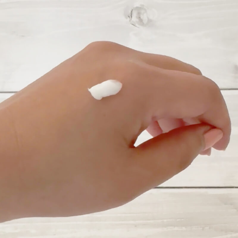 ENAVISホワイトニングTAクリームを手に乗せる