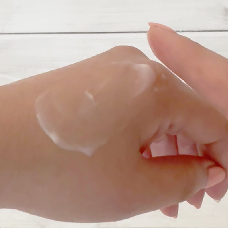 ENAVISホワイトニングTAクリームを手に塗る