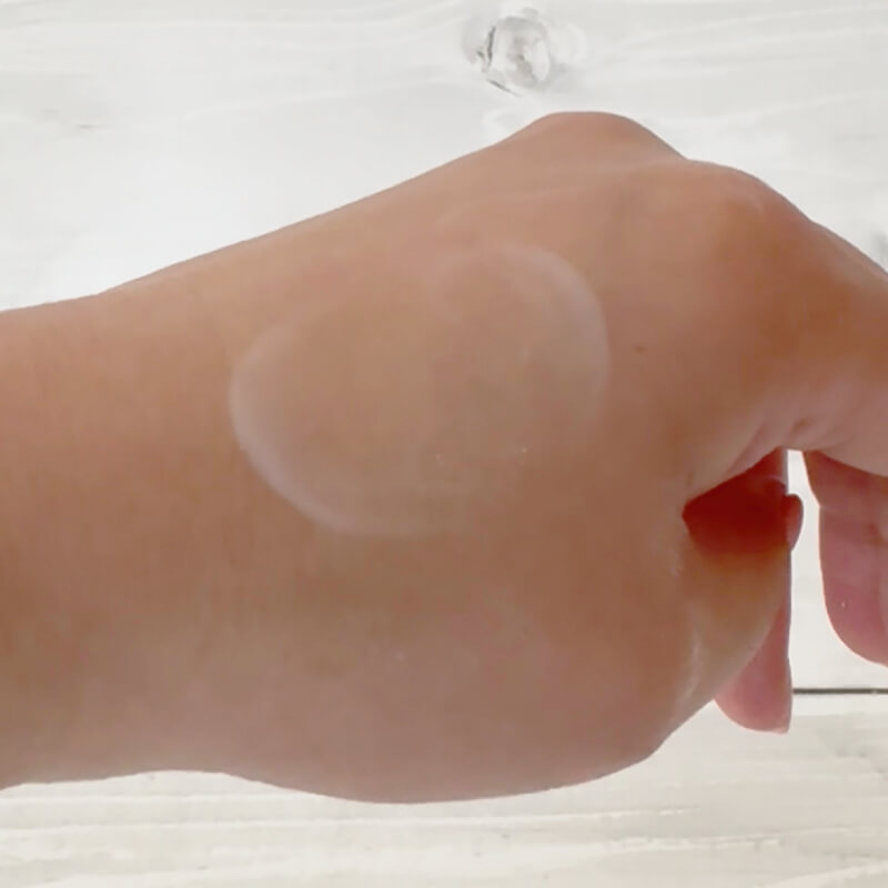 ENAVISホワイトニングTAクリームを手に塗ったあと