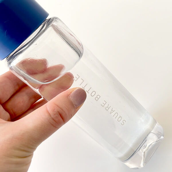 鉄瓶の水をボトルに入れる