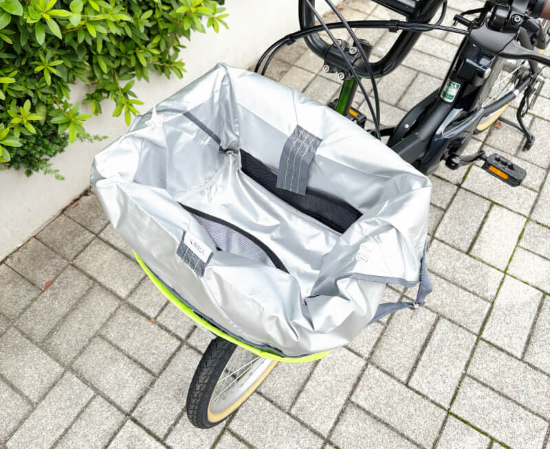 ORIBA保冷バッグを自転車のかごに載せる