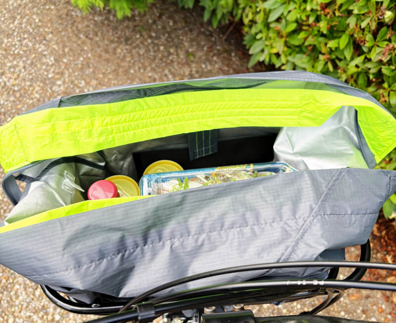 ORIBA保冷バッグを自転車のかごに載せて走る