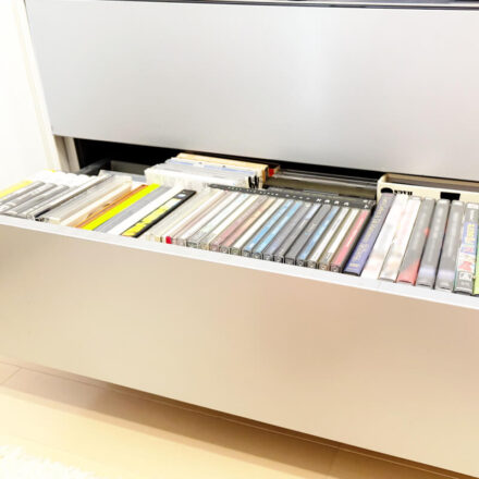 思い出は残したい。でも、モノは残さなくていい？テレビボードの引き出しを片づけてみた
