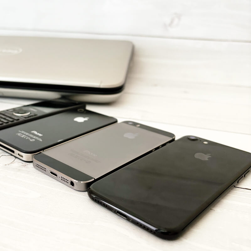 古いパソコンとiPhone
