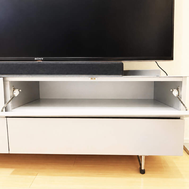テレビボードが1段まるまる空いた