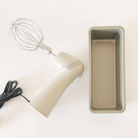 健康診断をきっかけにお菓子作り。貝印のケーキ型と電動泡立て器を買ってみた